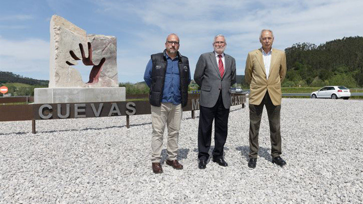 El consejero de Educación, Cultura y Deporte, Ramón Ruiz (centro) quiere crear un Centro de Interpretación del arte rupestre en Puente Viesgo