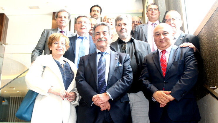 El presidente de Cantabria, Miguel Ángel Revilla, junto a los integrantes del Club de Prensa Pick