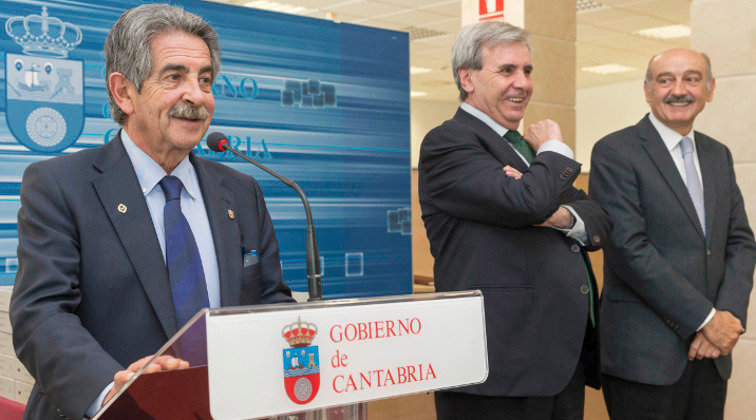 El presidente de Cantabria, Miguel Ángel Revilla, durante el homenaje a los funcionarios jubilados