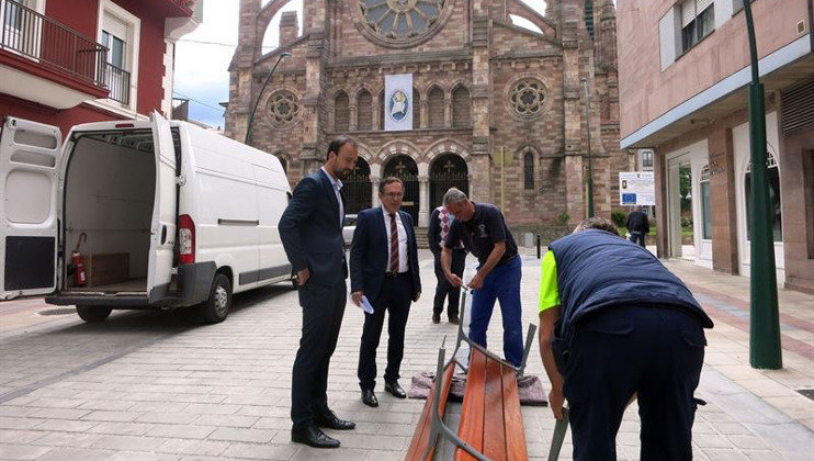 El alcalde de Torrelavega, José Manuel Cruz Viadero, y el primer teniente de alcalde, Javier López Estrada, supervisan las obras