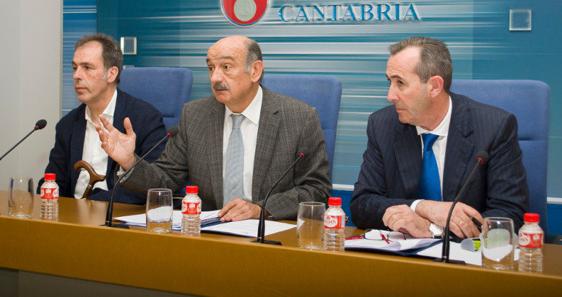 El consejero de Obras Públicas, José María Mazón, durante la presentación de los datos de la OIHEH
