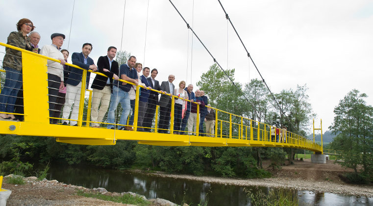 La pasarela de más de 76 metros sobre el río Pas ha costado 350.711 euros