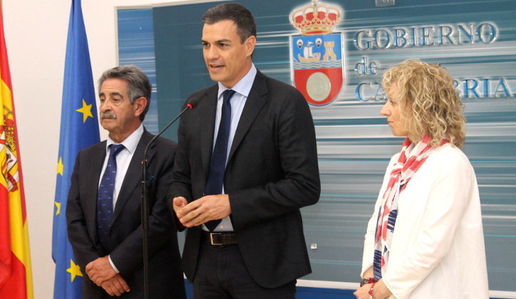 El presidente de Cantabria, Miguel Ángel Revilla, el candidato del PSOE a la presidencia, Pedro Sánchez, y la vicepresidenta, Eva Díaz Tezanos