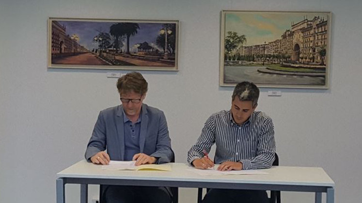 El presidente de la Asociación de Celíacos de Cantabria, Richard Stamper, y el alcalde de Santa Cruz de Bezana, Pablo Zuloaga, durante la firma del convenio
