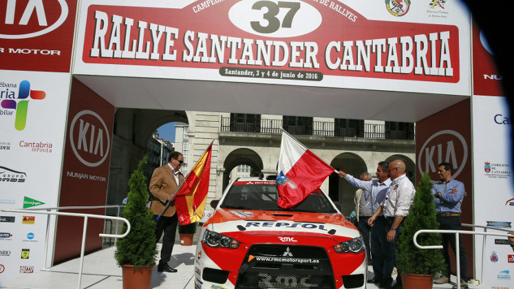 El presidente de Cantabria, Miguel Ángel Revilla, ha dado el banderazo de salida a la 37 edición del Rallye Santander Cantabria