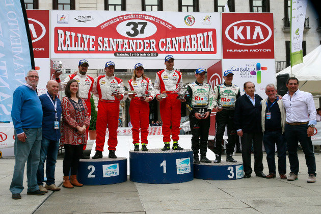 Los ganadores en el podio situado en la Plaza Porticada de Santander
