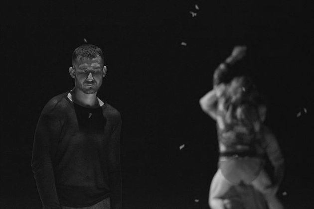 Este trabajo coreográfico para cinco bailarines araña el tema del amor y sus desórdenes
