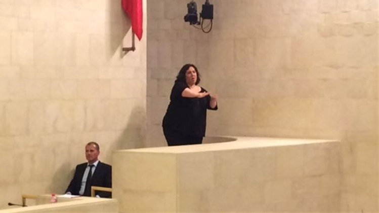 Una intérprete del lenguaje de signos, durante la sesión del Parlamento de Cantabria