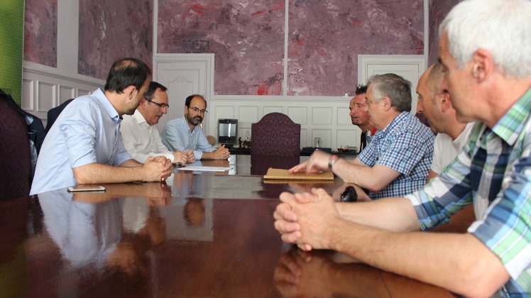 El equipo de Gobierno de Torrelavega, durante la reunión con el comité de empresa de Sniace