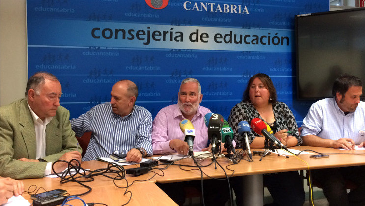 El consejero de Educación, Ramón Ruiz (centro), junto a representantes de FAPA Cantabria
