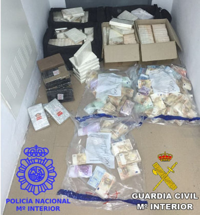 Paquetes de cocaína y dinero incautado por la Policía Nacional y la Guardia Civil