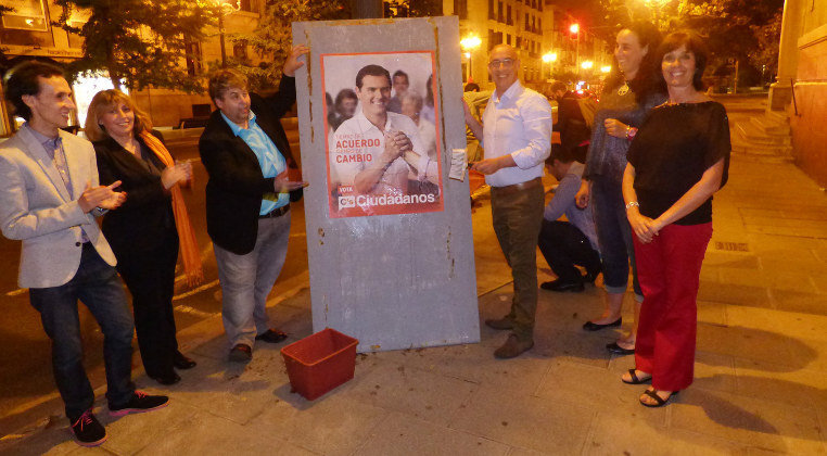 Félix Álvarez y David Acosta, durante la pegada de carteles de Ciudadanos en Cantabria