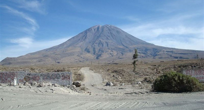 Volcán de Perú contra el que se ha estrellado el turista español