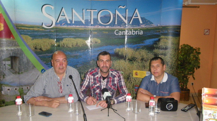 El alcalde de Santoña, Sergio Abascal (centro), ha iniciado la presentación del programa de Santoña Turismo