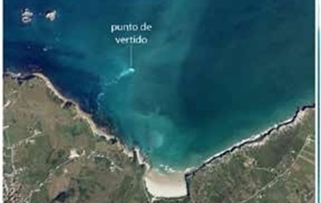 Punto en el que se produce el vertido cerca de la playa de Usgo, en Miengo, y denunciado por Ecologistas en Acción