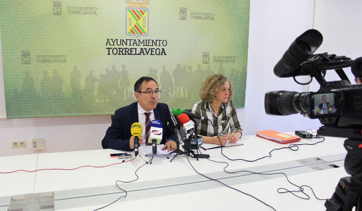 El alcalde de Torrelavega, José Manuel Cruz Viadero, acompañado de la concejala de Servicios Sociales, Patricia Portilla