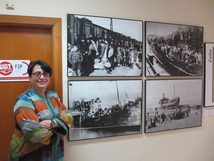 La secretaria general junto a algunos de los cuadros de la exposición permanente que hay en la sede de UGT en Torrelavega