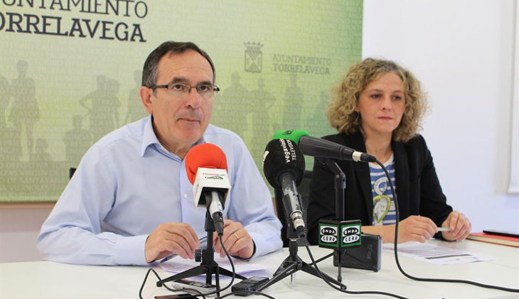El alcalde de Torrelavega, José Manuel Cruz Viadero, y la concejala de Servicios Sociales, Patricia Portilla