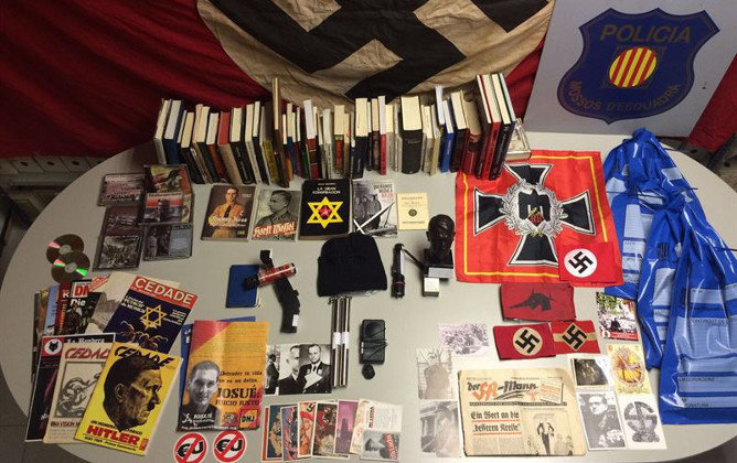 Material con simbología nazi incautado al traficante en Barcelona