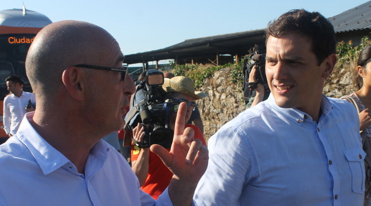 El líder de Ciudadanos, Albert Rivera, junto al candidato por Cantabria, Félix Álvarez