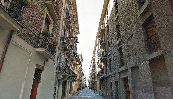 Imagen de la calle Eslava, en un tramo algo posterior al cruce de la misma con Jarauta, en el Casco Viejo de Pamplona