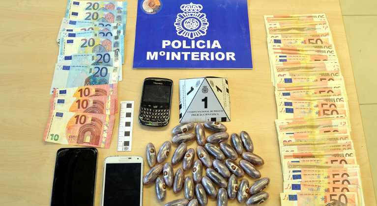 Droga, dinero y móviles intervenidos al presunto traficante en Santander