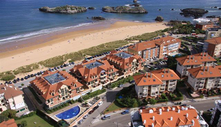 Vista aérea del hotel Marítimo Ris, en Noja, uno de los mejor valorados en internet