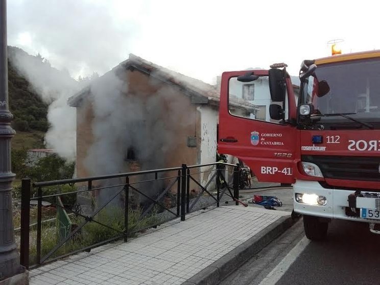 Bomberos sofocan incendio en casa deshabitada en Potes 