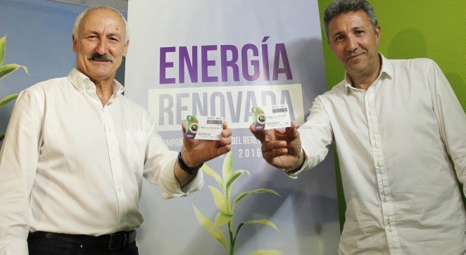 Juan Antonio Tuto Sañudo (izquierda) y Víctor Diego posan con el nuevo carnet racinguista
