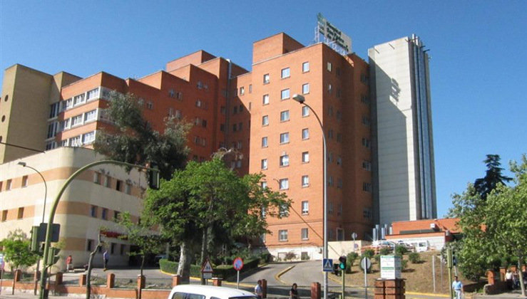 El Hospital San Pedro de Alcántara, en Cáceres, atiende de sus heridas al propietario del local agredido