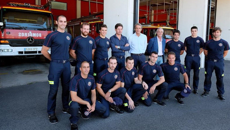 El alcalde de Santander, Íñigo de la Serna, con los nuevos bomberos