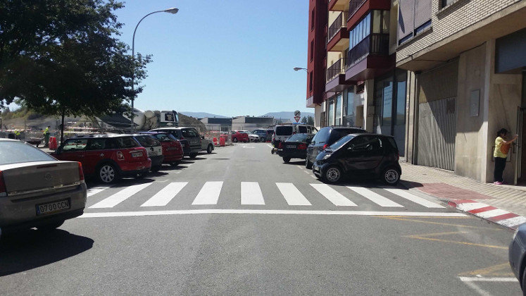 Paso de peatones de la calle Zolina de Pamplona donde se ha producido el atropello a una mujer en silla de ruedas