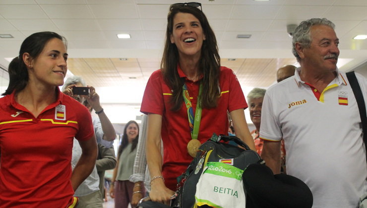 Ruth Beitia a su llegada al aeropuerto Seve Ballesteros tras ganar el oro olímpico en Río de Janeiro