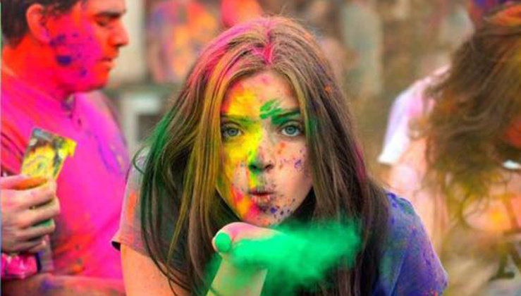 Una Fiesta de Explosión de Color despide el verano en Santoña