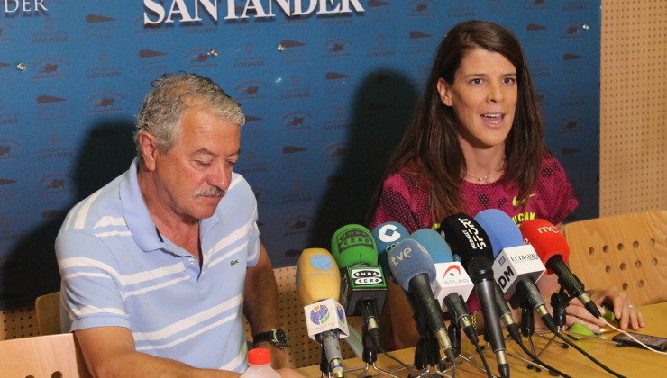 La atleta cántabra Ruth Beitia y su entrenador, Ramón Torralbo