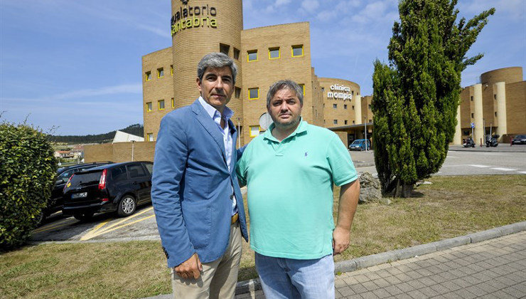 El director general del Grupo Igualatorio, Pablo Corral, y el presidente de la Federación Cántabra de Fútbol, José Ángel Peláez