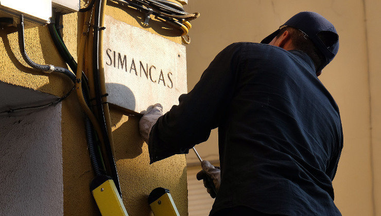 Un operario retira la placa de la calle Simancas de Santander