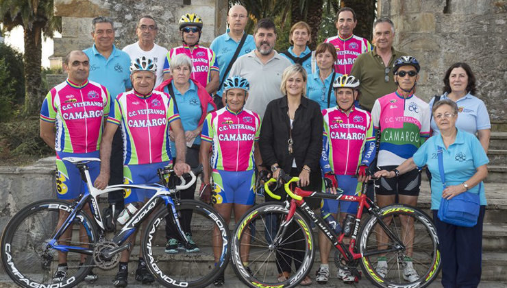 La alcaldesa y los concejales de Camargo, junto a los cicloturistas