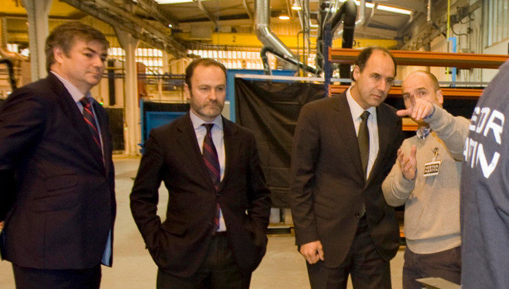 El ex presidente de Cantabria, Ignacio Diego, durante la visita a la fábrica de Nestor Martin-Ecomasa