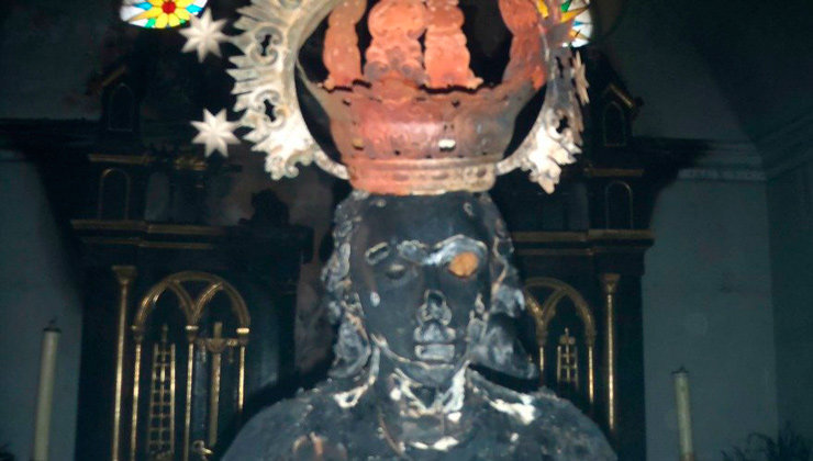 Imagen de una de las figuras y del retablo seriamente afectados en el incendio de Fontellas