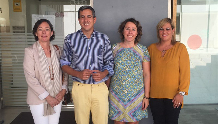 El alcalde de Santa Cruz de Bezana, Pablo Zuloaga, y la directora general de Igualdad y Mujer, Alicia Renedo, en el centro