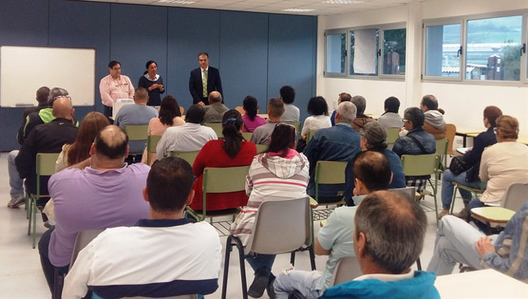 El alcalde de Astillero, Francisco Ortiz, ha dado la bienvenida a los trabajadores de Corporaciones Locales