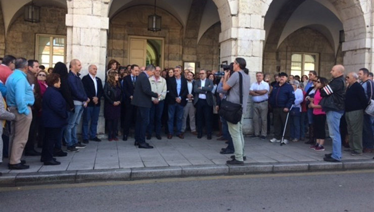 Concentración frente al Parlamento de Cantabria para condenar la agresión a los guardias civiles