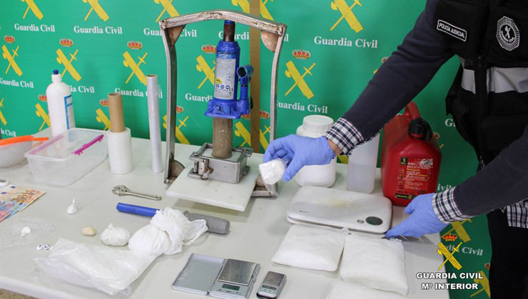 Material incautado por la Guardia Civil para cortar y adulterar cocaína