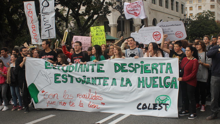Unos 300 estudiantes se han manifestado contra las reválidas de la LOMCE