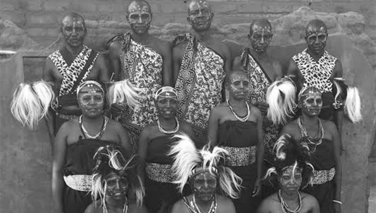 Integrantes del clan Nyati de Nzali, poblado ubicado en Tanzania