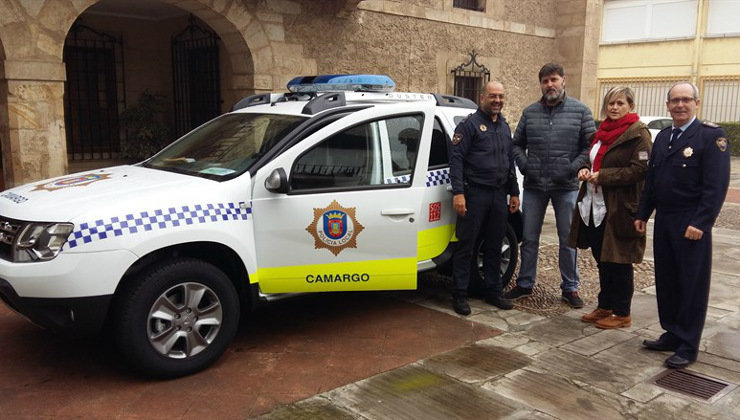 La alcaldesa de Camargo, Esther Bolado, junto al nuevo vehículo de la Policía Local