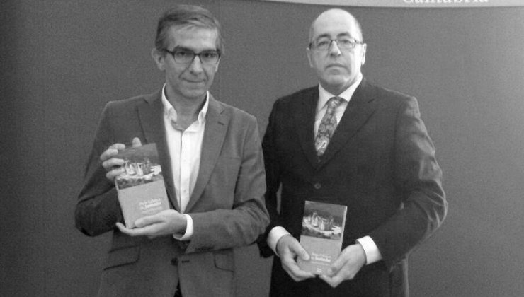 El alcalde en funciones, César Díaz, y el editor del Callejero de Santander, Claudio Acebo