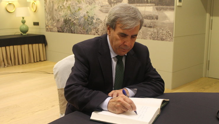El consejero de Presidencia y Justicia, Rafael de la Sierra, firma en el libro del Club de Prensa Pick