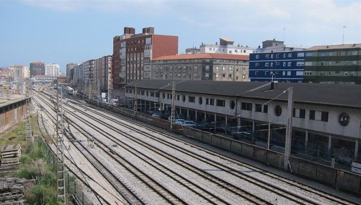 Vías de la línea de Cercanías C1 a la altura de Santander